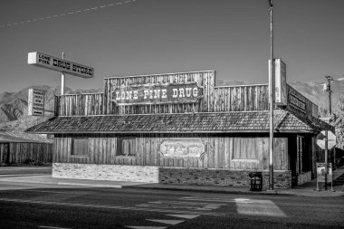 Lone Pine tarihi köyünde eczane - Lone Pine Ca, Amerika Birleşik Devletleri - Mart 29, 2019