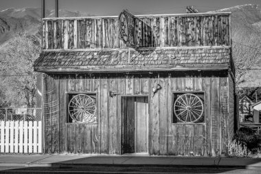 Lone Pine tarihi köyünde çift bar - Lone Pine Ca, Amerika Birleşik Devletleri - Mart 29, 2019