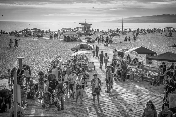 Santa Monica Beach Een Drukke Plaats Zomer Los Angeles Verenigde — Stockfoto