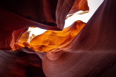 Antilop Kanyonu - kumtaşı kayalarının inanılmaz renkleri