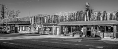 Lone Pine tarihi köyünde eski ahşap binalar - Lone Pine Ca, Amerika Birleşik Devletleri - Mart 29, 2019