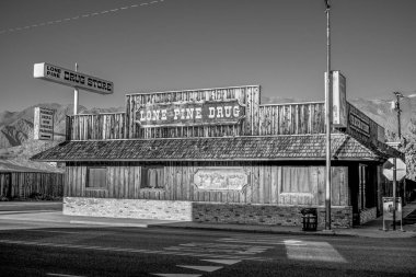 Lone Pine tarihi köyünde eczane - Lone Pine Ca, Amerika Birleşik Devletleri - Mart 29, 2019