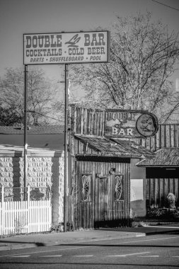 Lone Pine tarihi köyünde çift bar - Lone Pine Ca, Amerika Birleşik Devletleri - Mart 29, 2019