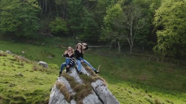 Две Девушки Сидят Скале Заливе Мёрлоу Северной Ирландии — стоковое видео