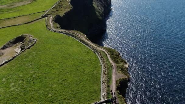 Klify Moher Przybrzeżne Chodzić Góry Aerial Zdjęcia Drone — Wideo stockowe