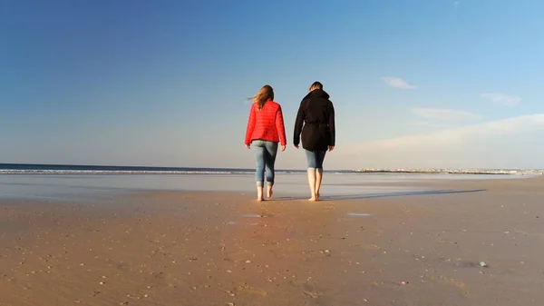 Caminar Largo Una Playa Día Frío Otoño Fotografía Viaje — Foto de Stock