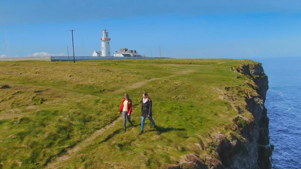 Two Girls Ireland Walk Edge Cliffs Travel Photography — Stock Photo, Image