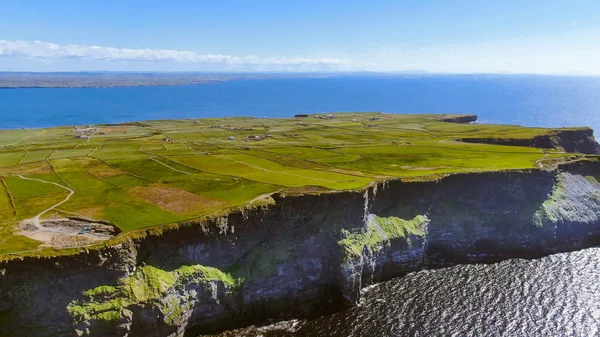 アイルランドのモハーの有名な崖の上の航空写真 旅行写真 — ストック写真