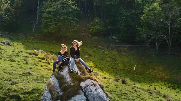 Dwie Dziewczyny Siedzą Skale Murlough Bay Irlandii Północnej Fotografia Podróżnicza — Zdjęcie stockowe