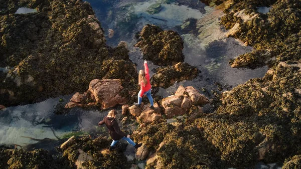 Dwie Dziewczyny Irlandii Wspinać Się Nad Skalistym Oceanem Malin Head — Zdjęcie stockowe
