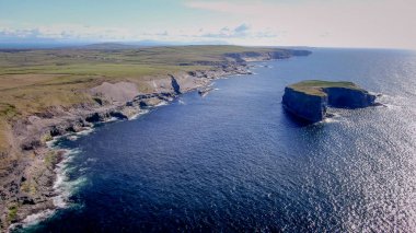 İrlanda Kilkee Cliffs de derin mavi Atlantik okyanus suyu - seyahat fotoğrafçılığı