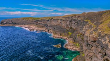 İrlanda Atlantik kıyısında Kilkee Kayalıkları üzerinde Uçuş - seyahat fotoğrafçılığı