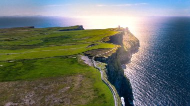 Yukarıdan Moher Coastal cliffs yürüyüş - seyahat fotoğrafçılığı