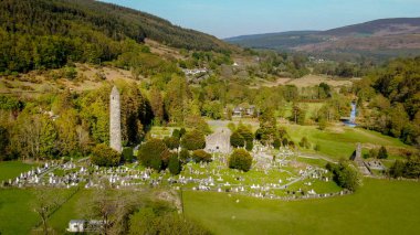 Yukarıdan Glendalogh - İrlanda Wicklow dağlarında ünlü dönüm noktası üzerinde uçuş - seyahat fotoğrafçılığı
