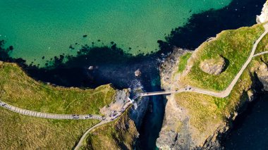 Carrick-A-Rede Rope Bridge üzerinde Uçuş - Kuzey İrlanda'da ünlü bir dönüm noktası - seyahat fotoğrafçılığı