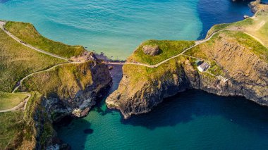 Ballycastle Kuzey İrlanda Carrick-A-Rede Halat Köprüsü - havadan görünümü - seyahat fotoğrafçılığı