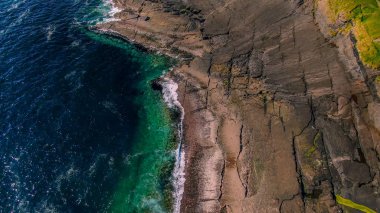 İrlanda'da Kilkee Kayalıkları havadan görünümü - seyahat fotoğrafçılığı