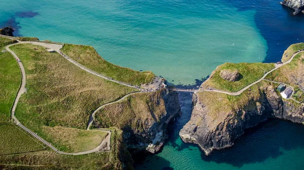 Kuzey İrlanda'da Carrick-A-Rede Rope Bridge üzerinde havadan görünümü - seyahat fotoğrafçılığı