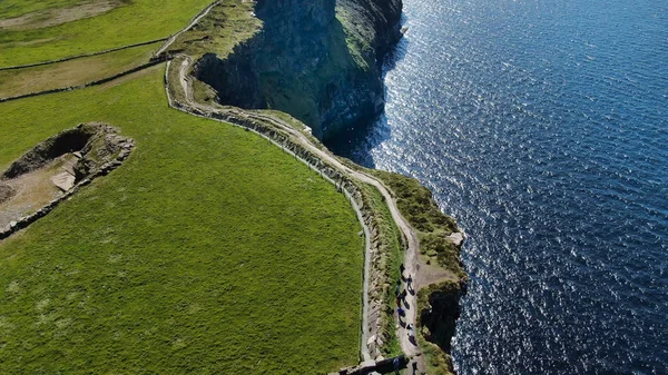 莫赫海岸悬崖从上面步行 空中无人机镜头 旅行摄影 — 图库照片