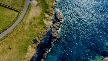 İrlanda'da Kilkee Kayalıkları havadan görünümü - seyahat fotoğrafçılığı
