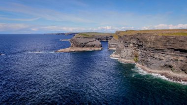 İrlanda'da Kilkee Kayalıkları havadan görünümü - seyahat fotoğrafçılığı