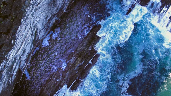 Άγρια Νερά Του Ατλαντικού Ωκεανού Στα Απόκρημνα Βράχια Της Ιρλανδίας — Φωτογραφία Αρχείου