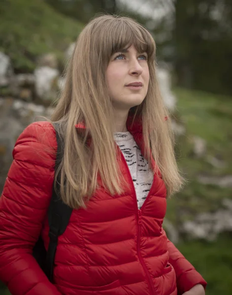 Düşünceli 25 yaşındaki kadın - insanlar fotoğraf