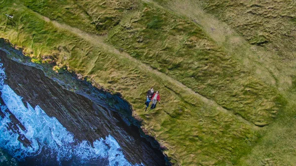 Duas Garotas Deitadas Grama Nas Falésias Costa Irlandesa Vista Drone — Fotografia de Stock