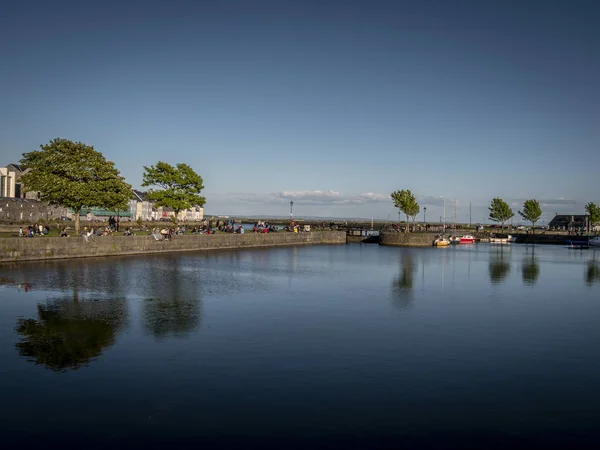 골웨이 클래다 Galway Claddagh 여름에 인기있는 장소입니다 — 스톡 사진