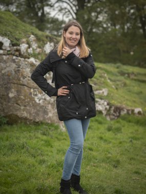 25 yaşındaki bir kadının tam vücut çekim - insanlar fotoğraf