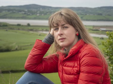 Düşünceli genç bir kadın - 25 yaşında - insan fotoğrafçılığı