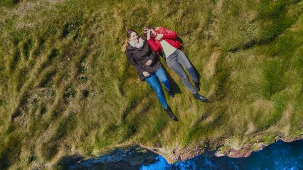 Two Girls Lying Grass Cliffs Irish Coast Drone View Travel — Stock Photo, Image