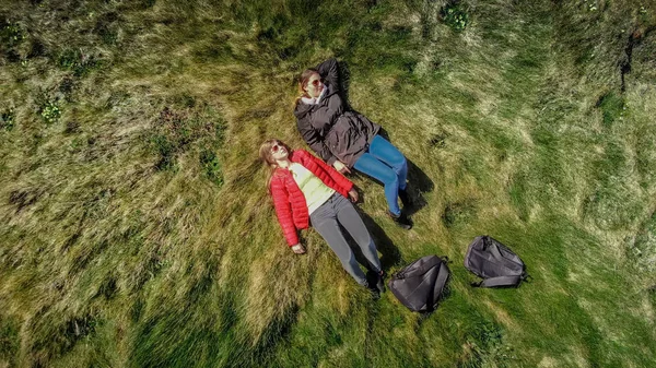 Dwie Kobiety Leżące Skraju Urwiska Zachodnim Wybrzeżu Irlandii — Zdjęcie stockowe