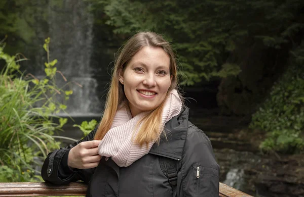 Doğada genç bir 25 yaşındaki kadının portre çekimi - seyahat fotoğrafçılığı