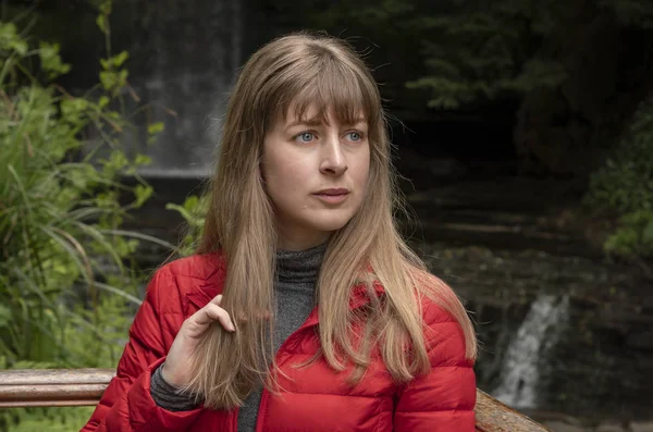 Jovem Mulher Frente Uma Cachoeira Irlanda — Fotografia de Stock