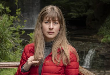 Doğada genç bir 25 yaşındaki kadının portre çekimi - seyahat fotoğrafçılığı