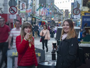Gençler Galway sokaklarında Guiness ve Elma Şarabı içmek - Galway Claddagh, İrlanda - 11 Mayıs 2019