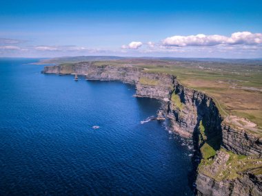 İrlanda'da moher ünlü Cliffs üzerinde havadan görünümü - hava fotoğrafçılığı