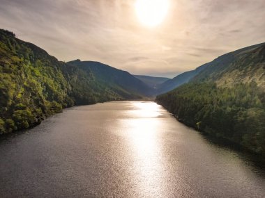 Dağlarda güzel göl - hava uçuş görüntüleri - hava fotoğrafçılığı