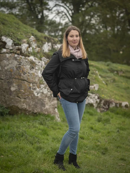 25 yaşındaki bir kadının tam vücut çekim - insanlar fotoğraf