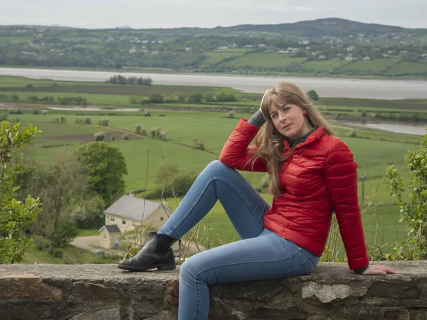 Düşünceli genç bir kadın - 25 yaşında - insan fotoğrafçılığı