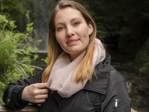 Retrato Uma Jovem Mulher Anos Natureza Fotografia Viagem — Fotografia de Stock