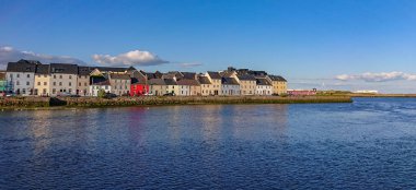 İrlanda Galway Claddagh renkli evler