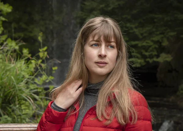 Retrato Uma Jovem Mulher Anos Natureza Fotografia Viagem — Fotografia de Stock