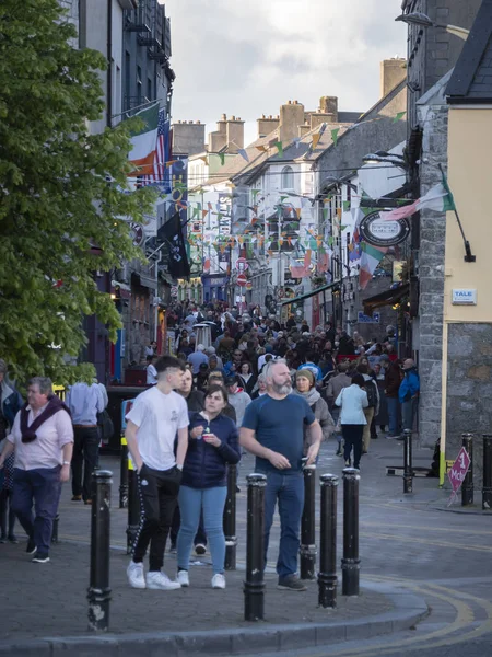 ゴールウェイ クラッダの混雑した歩行者ゾーン ゴールウェイ クラッダグ アイルランド 2019年5月11日 — ストック写真