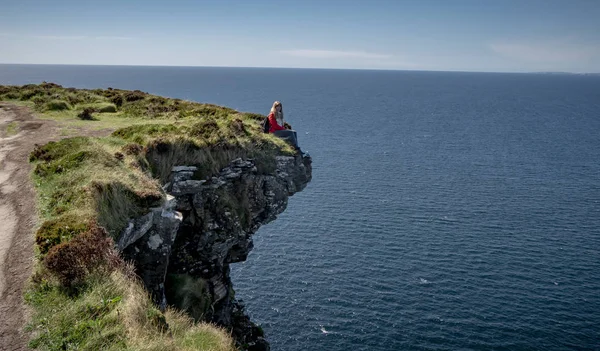 Young Woman Sitting Edge Cliff Irish West Coast Travel Photography — Stock Photo, Image