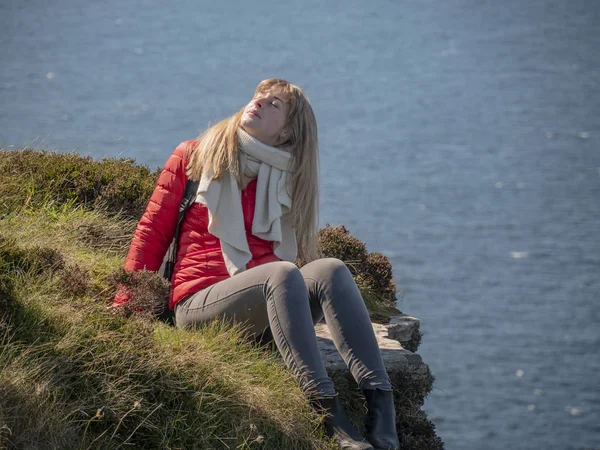 Jovem Mulher Sentada Beira Penhasco Costa Oeste Irlanda Fotografia Viagem — Fotografia de Stock