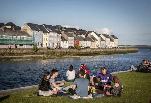 화창한 골웨이 클래다에서 휴식을 취하는 젊은이들 아일랜드 골웨이 클래다 2019년 — 스톡 사진