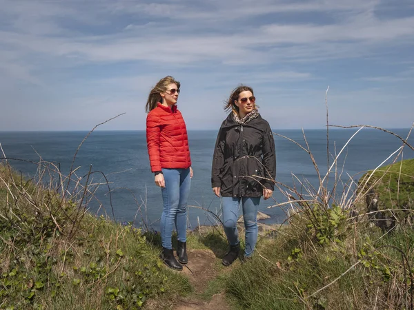 Zwei Junge Frauen Auf Ihrer Reise Nach Nordirland Reisefotos — Stockfoto