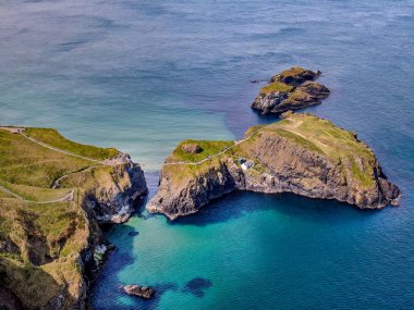 Kuzey İrlanda'da Carrick-A-Rede Rope Bridge üzerinde havadan görünümü - hava fotoğrafçılığı